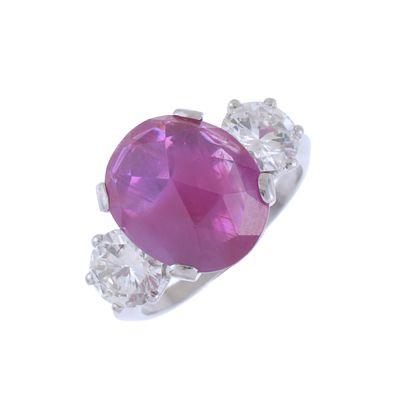 2. RING WITH RUBY AND DIAMONDS. Comprising a central faceted oval cut ruby of approx. 6.50 ct. 