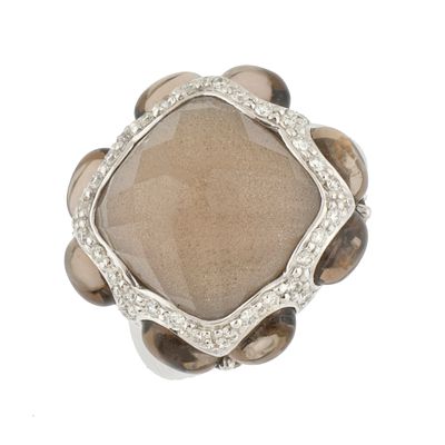6. Ring with smoky topaz and diamonds. 18kt white gold with cabochon cut smoky topaz surrounded 