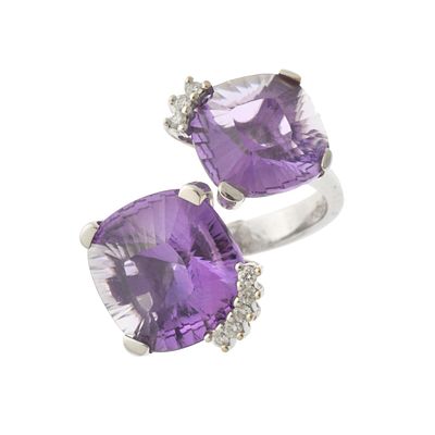 7. Ring with large amethysts and diamonds. 18kt white gold with faceted amethysts and brilliant 