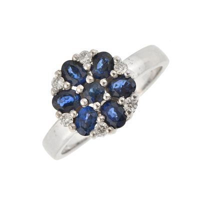 8. Sapphires and diamonds rosette ring. 18kt white gold with oval and brilliant cut sapphires 