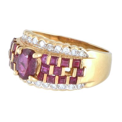 12. Ring with garnets and diamonds. 18kt yellow gold. Oval cut central garnet. Princess cut 