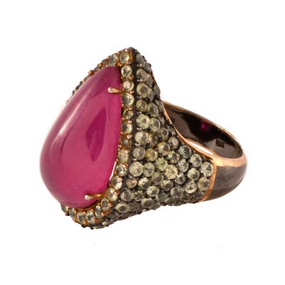 16. Ring with a central garnet and green quartz stones. In 925 silver, gold-plated and 