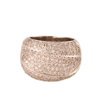 18. Wide ring with diamonds pav&eacute;. 18kt white gold. Brilliant cut diamonds, approx. 2.32 cts. 