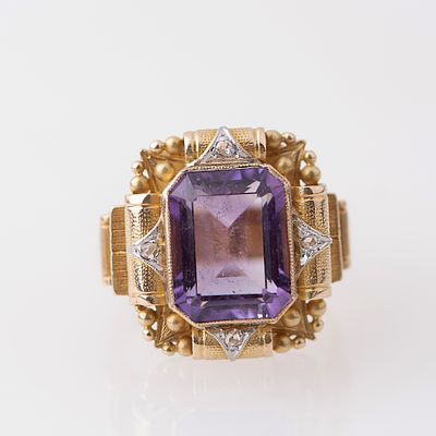 21. Noucentista signet ring. 18 kt yellow gold with silver views. Central emerald cut amethyst 