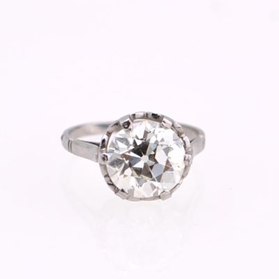 22. Solitaire ring, 1920's. Platinum setting. Brilliant cut central transition diamond, approx. 