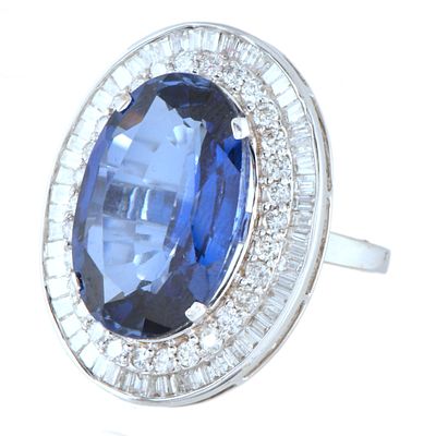 23. Ring with a large sapphire and a diamonds rosette. 14kt white gold. Brilliant cut diamonds. 
