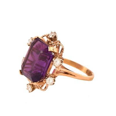 24. Belle &Eacute;poque style ring with amethyst and diamonds. 18kt yellow gold. Emerald cut amethyst. 