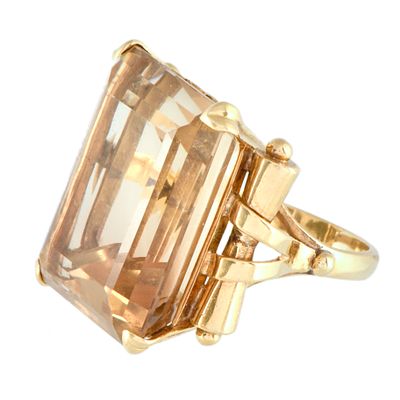 27. Ring with large citrine, 1960's. 18kt yellow gold. Rectangular cut citrine. Size: 14/54. 
