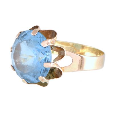 28. Ring with blue crystal. 14kt yellow gold. Brilliant cut crystal. Size: 11/51.