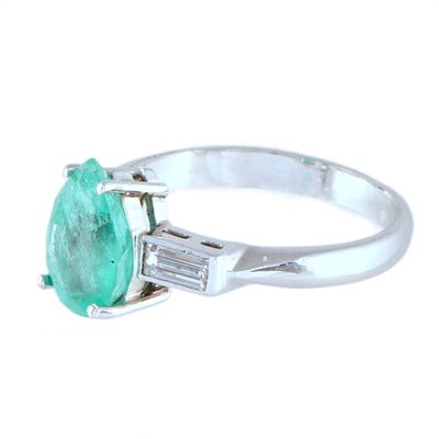 29. Ring with emerald and diamonds. 18kt white gold. Baguette cut diamonds. Pear cut emerald. 