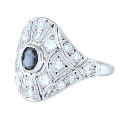 35. Art Deco style ring with sapphire and diamonds. Platinum. Oval cut sapphire and brilliant 