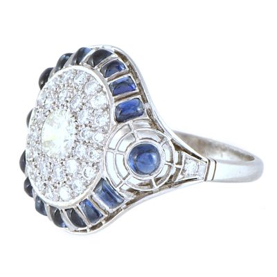 36. Art Deco style ring with sapphires and diamonds. Platinum. Brilliant cut diamonds, a 