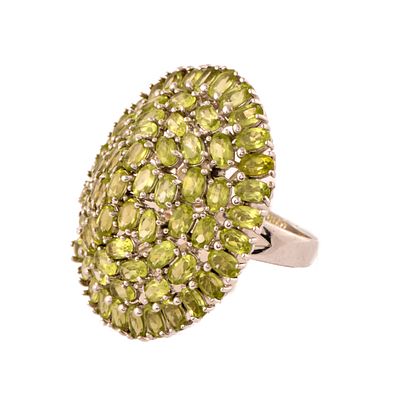 43. Ring with a large olivine rosette. 925 silver. Oval cut rhinestones. Size: 20/60.