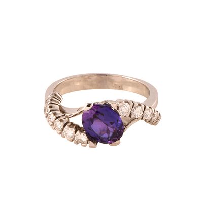 46. Ring with amethyst and diamonds. 18kt white gold. Brilliant cut diamonds of approx. 0.70 ct 
