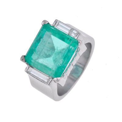 47. Ring with emerald and diamonds. 18 kt white gold. Hallmarked A. Bisbe. Baguette cut 