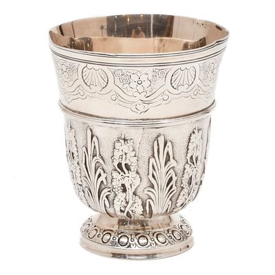 1. Cup, 20th century. In silver. Wear and tear. 10 x 8 cm diam. 258 gr.