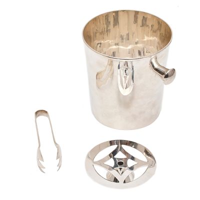 2. Ice bucket and accessories. Silver. Hallmarks on the base. 26 x 21 x 15 cm (ice bucket); 2.5 