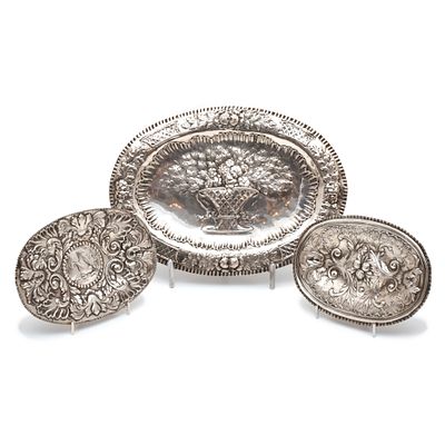 3. Set of three trays, Baroque style, 20th century. Embossed silver. Minor flaws 21 x 31 cm 