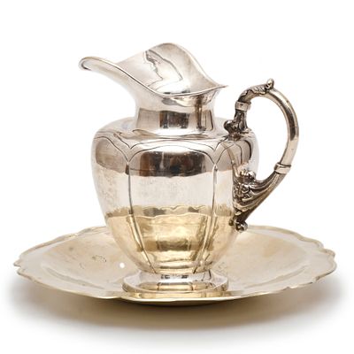 12. 20TH CENTURY MEXICAN SCHOOL. Jug with dish. Silver. Mexican hallmarks on the base. 23.5 x 
