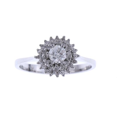 23. ROSETTE RING WITH DIAMONDS. White gold with brilliant cut diamonds forming a rosette. 