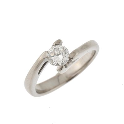 25. Solitaire ring with diamond. 18kt white gold. Central brilliant cut diamond of 0.45 ct. 