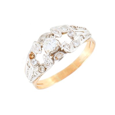 26. Art Deco diamonds ring. 18 kt yellow gold with white gold views. Brilliant cut diamonds 