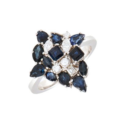 27. Bunch-shaped ring with sapphires and diamonds. 18 kt white gold, cushion, marquise and pear 