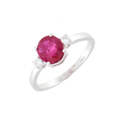 28. Ring with a central ruby and diamonds. 18 kt white gold, round cut ruby and brilliant cut 
