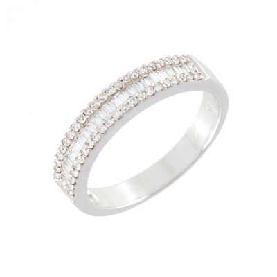 29. Half-band diamonds wedding ring. 18 kt white gold and baguette and brilliant cut diamonds. 