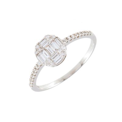 30. Signet ring with diamonds forming a cross. 18 kt white gold and brilliant and baguette cut 