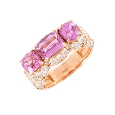 32. Ring with rose sapphires and diamonds. 18 kt rose gold, cushion and emerald cut rose 