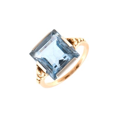 35. Art Deco style ring with aquamarine. 14 kt yellow gold and rectangular cut aquamarine. Size 