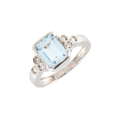 37. Aquamarine and diamonds ring. 18 kt white gold, emerald cut aquamarine on the centre and 