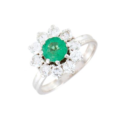38. Ring with central emerald and diamonds rosette. 18 kt white gold, central emerald and 