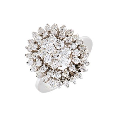 40. Ring with a large diamonds rosette. 18 kt white gold and brilliant cut diamonds. Size 9/49.