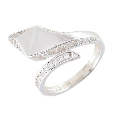 42. Snake-shaped ring with zircons. 925 silver. Size: 15/55.