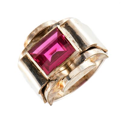 43. Art Deco signet ring. In 925 silver with 18 kt gold accents. Multifaceted ruby-coloured 