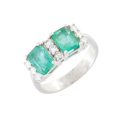 47. Ring with a pair of emeralds and diamonds. 18 kt white gold, two emerald cut emeralds and 
