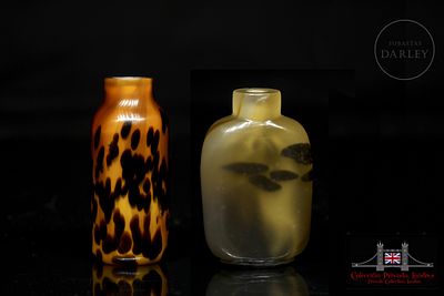 Two glass snuff bottles, Qing dynasty. Dos botellas de rap&eacute; de vidrio 