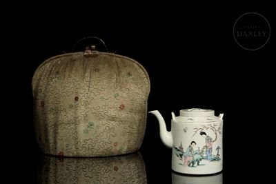 Glazed porcelain teapot ‘Ladies’ with protection bag, Qing dynasty. Glazed porcelain teapot 