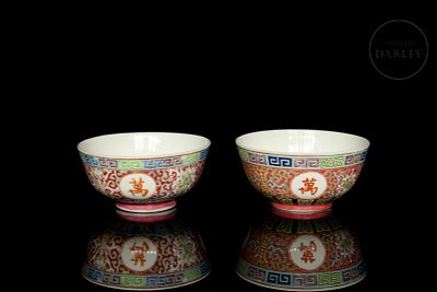 Pair of polychrome bowls, famille rose, 20th century. Glazed porcelain decorated with polychrome 