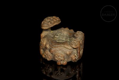 Carved wooden “Lingzhi” water container, Qing dynasty. Wooden water container, carved to imitate 