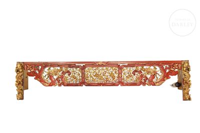Lacquered wooden curtain cover, ‘Dragon and flowers’, Indonesia, 19th century. Carved wood 