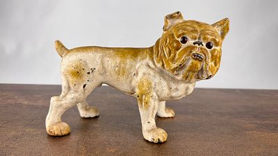 A.C. WILLIAMS CO. Hucha representando un bulldog ingl&eacute;s de fundici&oacute;n lacada de color crema- 