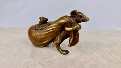 China- Bronce animalista "Raton tirando de un saco". Bronce animalista "rat&oacute;n tirando de un 