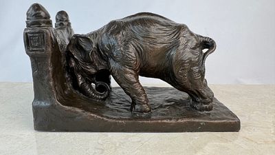 KNIGHT Charles Robert (1874/1953) "Pushing Elephant" Circa 1912- escultura de bronce con p&aacute;tina 