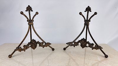 Pareja de caballetes de estilo Rococo. Siglo XX. Pareja de caballetes de metal patinado bronce 