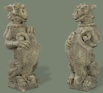 Pareja de bustos de perros con chaleco en hierro colado para jard&iacute;n. S. XX 
. 
