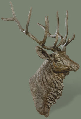 Le&oacute;n con corona sentado para jard&iacute;n en hierro colado. S. XX 
. Le&oacute;n 