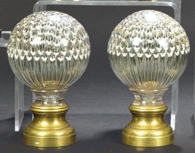 Mesa de centro de metal dorado con cabezas de perros sujetando la tapa de cristal. Sigo XX 